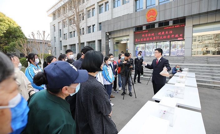 检察开放日丨徐州市泉山区检察官向群众展示有毒有害食品药品样品