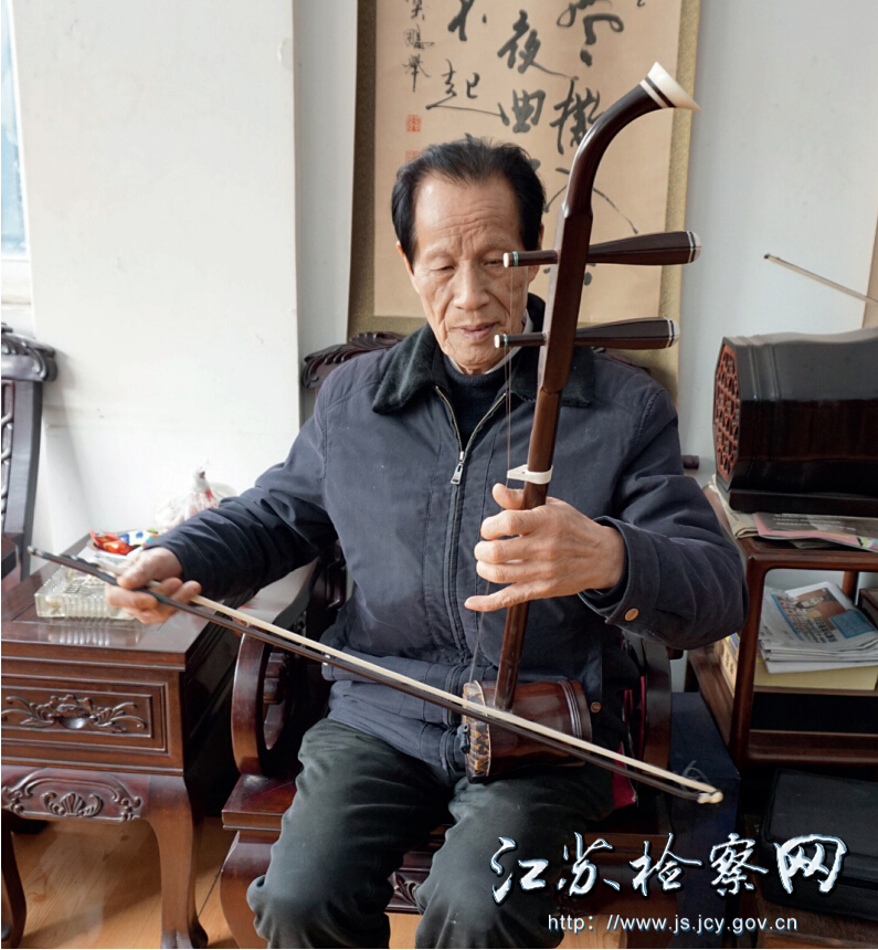 3月25日,二胡制作大师方其兴在其创办的古乐琴坊里,为一把新制成的