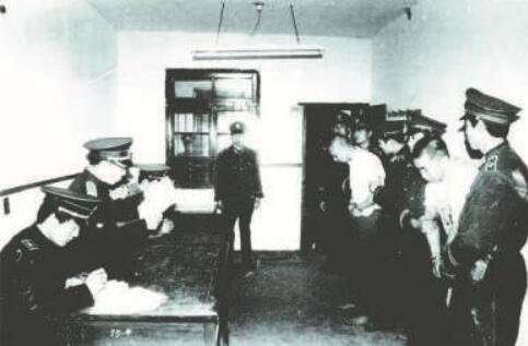 1986年5月,被告人孙某,袁某被验明正身,准备押赴刑场.谭冲提供