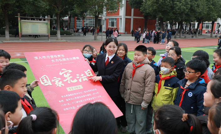 淮安市洪泽区检察院干警走进小学校园 开展“少年与宪同行·法护青春”宪法宣传活动