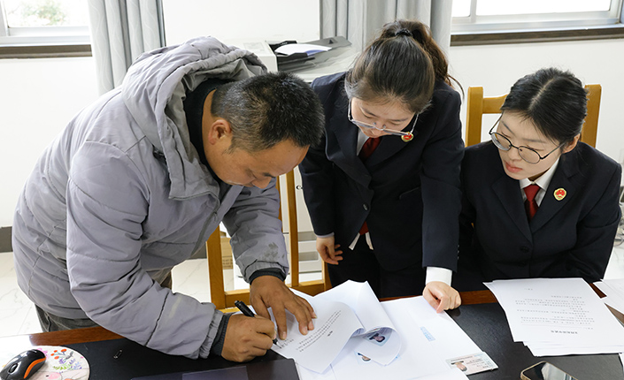 淮安市清江浦区检察院现场促成当事人和解 为农民工群体成功追回欠薪