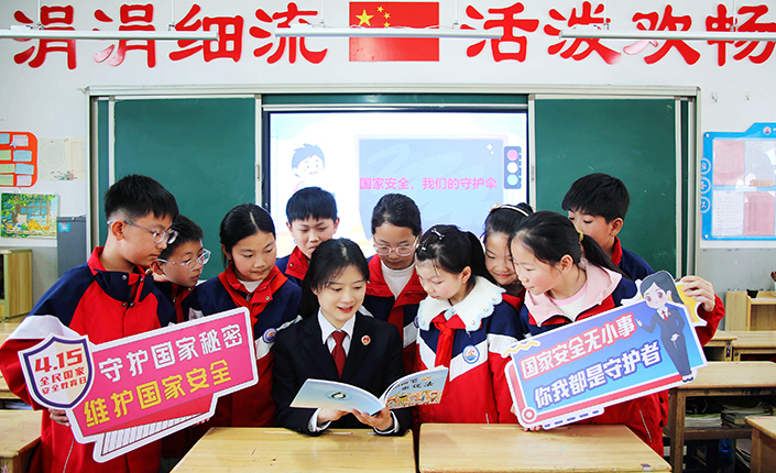 睢宁县检察院“小雨滴”普法团队走进校园 以儿童画法律读本普及国家安全法、反间谍法等知识