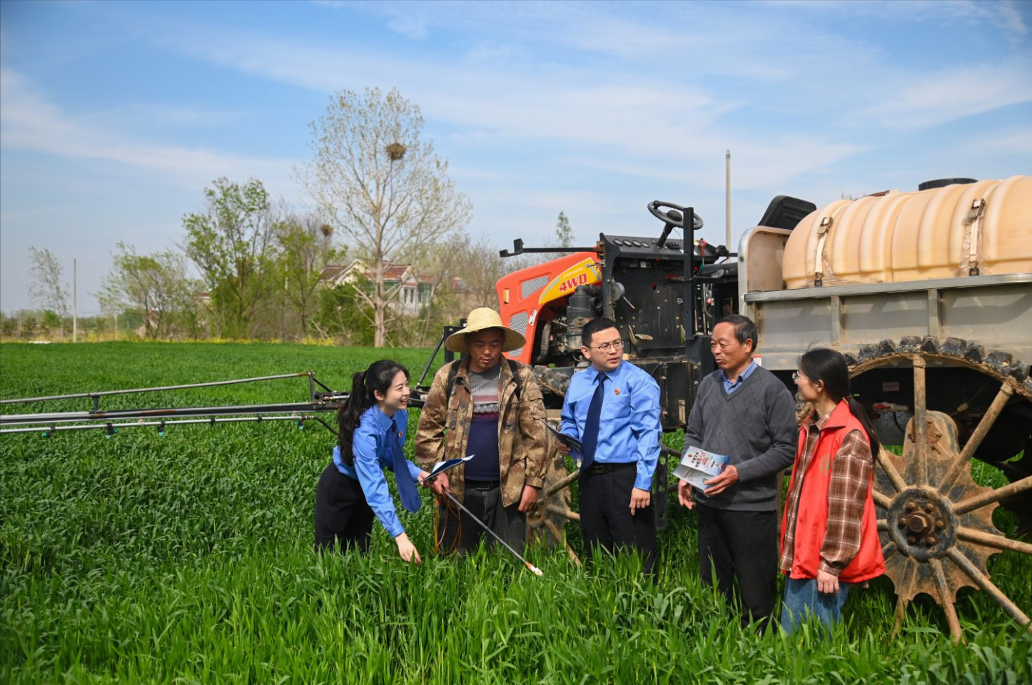 田间地头普法忙
